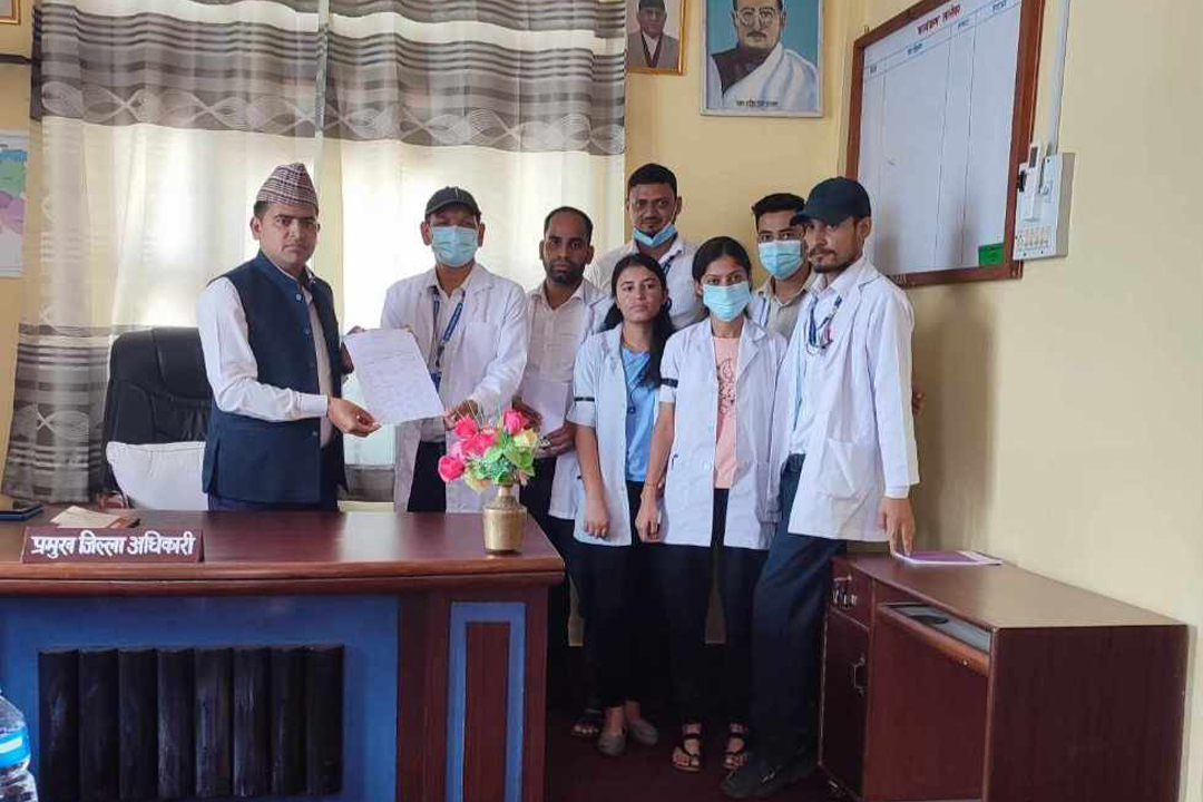 स्वास्थ्यकर्मीमाथि हातपात गर्नेलाई कारवाही हुनुपर्ने बैतडीका स्वास्थ्यकर्मीहरुको माग
